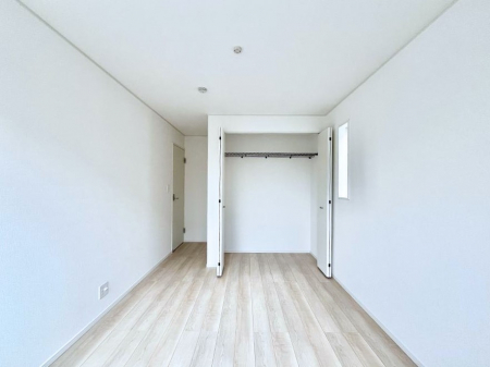 �q�������@������1�������`Bed Room�`�@�q�������͂��q�l�ɂƂ��đ�Ϗd�Ȗ���������܂��B�q����l�ŉ߂�����Ԃ�^���邱�ƂŁA�h���׋����Ԃ����R�Ƒ����܂����畔���̕Еt����|���Ȃǂ��������ƂɌq����܂��B