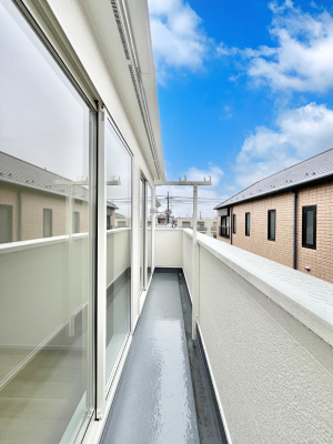 �o���R�j�[�@������1�������`Balcony�`�@�傫�ȋ�Ɉ͂܂ꂽ�C�����̂����ƁB�o���R�j�[��`�������ň��|�I�ȊJ�����ɕ�܂�܂��B�o���R�j�[�͗z���������݂��z�c����󕨂��C�����悭�������Ƃ��ł��܂��B