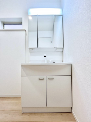 ���ʑ�E���ʏ��@������1�������`Dressing Room�`�@�\���ȑ傫���̐��ʑ�͎��[�����鎖�Ȃ���A�g�����Ȃ݃`�F�b�N�⎕�����ȂǁA���̍Q�����������Ԃł��z�e�����C�N�ȃX�y�[�X�ŗ]�T�Ƃ�Ƃ�������Ē����܂��B