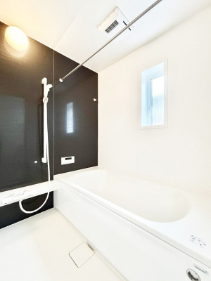 �����@�����`Bath Room�`�@�������Ƒ���L�΂��ē������邱�Ƃ��\�I����̔�������M�d�ȃo�X�^�C���ł��B���q�l�Ƃ��ꏏ�ł��\���ȍL���Ȃ̂ŁA���r���O�Ƃ͈�����Ƒ��c�R�̂ЂƎ������y���݂��������܂��B