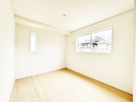 �q�������@�����`Bed Room�`�@�q�������͂��q�l�ɂƂ��đ�Ϗd�Ȗ���������܂��B�q����l�ŉ߂�����Ԃ�^���邱�ƂŁA�h���׋����Ԃ����R�Ƒ����܂����畔���̕Еt����|���Ȃǂ��������ƂɌq����܂��B