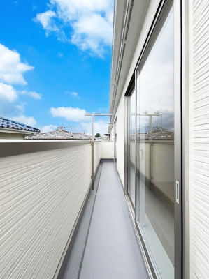 �o���R�j�[�@�����`Balcony�`�@������̃o���R�j�[�̑O�ɂ͉_�ȊO�ɑ��z���Ղ���̂�����܂���B�����󕨂������₷���A����薾�邭�C�����̂������������Ă��܂��B�g���₷���J���I�ȃo���R�j�[�ł���