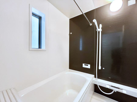 �����@������2�������`Bath Room�`�@����L�΂��ē������邱�Ƃ��\�I����̔�������M�d�ȃo�X�^�C���ł��B���q�l�Ƃ��ꏏ�ł��\���ȍL���Ȃ̂ŁA���r���O�Ƃ͈�����Ƒ��c�R�̂ЂƎ������y���݂��������܂��B