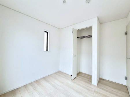 �q�������@������2�������`Bed Room�`  �S�����ɂ͎��[�N���[�[�b�g�������I���i�g���̂��m���⏬���͂������A�G�ߕ��̂��m���Ȃǂ���������Ɛ������ڂ����܂������܂��B  ������Ԃ��L���g�p�ł��܂��ˁB