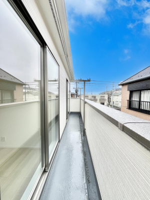 �o���R�j�[�@������2�������`Balcony�`  �傫�ȋ�Ɉ͂܂ꂽ�C�����̂����ƁB  �o���R�j�[��`�������ň��|�I�ȊJ�����ɕ�܂�܂��B  �o���R�j�[�͗z���������݂��z�c����󕨂��C�����悭�������Ƃ��ł��܂��B