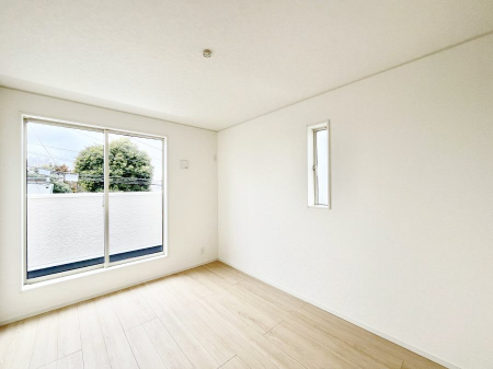 �Q���@������2�������`Bed Room�`�@�o���R�j�[����̖��邢���������������݂܂��B���ƂɌb�܂ꂽ�������B�_�炩�����R���Œ��ڊo�߂��炵������邾�낤�B�@�\�I�Ȏ��[��z�u���āA�Еt������Ԃ������o�������B