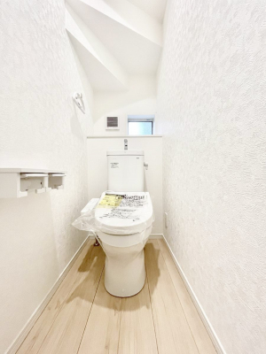 �g�C���@������2�������`Toilet�`�@�Y��E�X�b�L���E���K�ȃE�H�V�����b�g�t�g�C���ł��낰���Ԃł��B1�A2�K���Ƀg�C���X�y�[�X�I�̌������薾�邭�A���K��ԂƂȂ��Ă���܂��������g���ꏊ�����炱���̔z���ł��I