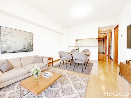 ���r���O�@�����`Living�`�@�Ƒ��̐H����c���̂ق��A�q�ǂ���V�΂�����A�F�l���������肷��LDK�͏Z�܂��̒��S�B�����ԉ߂����ꏊ������A���̋�Ԃ͏Z�܂��S�̂̋��S�n�����E���܂��B�@���Ƌ��CG�ł�