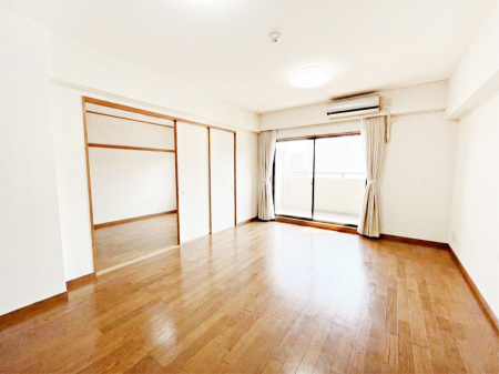 ���r���O�@�����`Living�`�@�O���̗��Ȃ��V���v���ł�������LDK�B�傫�ȑ�������������������ނ̂Ŏ��������邭�A�Ƒ��̌e���̏�Ƃ��ăs�b�^���ł��B�J�����Ɠ�������̗ǂ��𐥔񂲗����������I���ꕔ���H�L