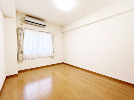 �Q���@�����`Bed Room�`�@�؂̉����肪�₳�����t���[�����O�͈��炬�������炷�v���C�x�[�g��ԁB����߂̃t���[�����O�ł��̂ŁA�ǎ��Ƃ��}�b�`���A���������X�ɍL�������Ă������ʂ��B���ꕔ���H�L