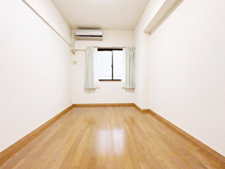 �q�������@�����`Bed Room�`�@�q�������͂��q�l�ɂƂ��đ�Ϗd�Ȗ���������܂��B�q����l�ŉ߂�����Ԃ�^���邱�ƂŁA�h���׋����Ԃ����R�Ƒ����܂����畔���̕Еt����|���Ȃǂ��������ƂɌq����܂��B���ꕔ���H�L