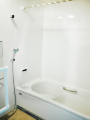 �����@�����`Bath Room�`�@�������Ƒ���L�΂��ē������邱�Ƃ��\�I����̔�������M�d�ȃo�X�^�C���ł��B���q�l�Ƃ��ꏏ�ł��\���ȍL���Ȃ̂ŁA���r���O�Ƃ͈�����Ƒ��c�R�̂ЂƎ������y���݂��������܂��B