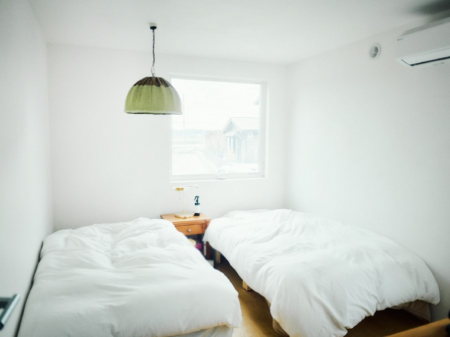 �Q���@�����`Bed Room�`�@�u��������������l�v�Ƃ��v�w�ł�����肭�낰��Q���B�����̉Ǝ��₨�d���ɔ�ꂽ���̓t�J�t�J�̃x�b�g�Ŗ�����Ă��������B�e���r��{�I�������Ă����K�ȍL����������