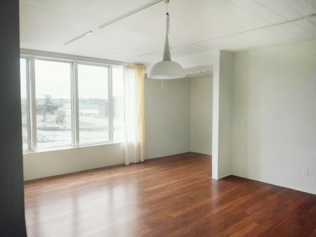 ���r���O�@�����`Living�`�@�Ƒ��̉�b��Ί炪�s���������r���O�ł��B�q���������Ă�p�����Ȃ���A�傫�ȃ\�t�@��_�C�j���O�e�[�u���ł������H���������肭�났�����􂻂�Ȗ������������Ԃł��I��CG���H��