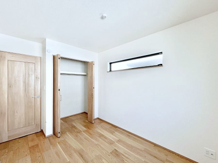 �q�������@������A�������`Bed Room�`�@�q�������͂��q�l�ɂƂ��đ�Ϗd�Ȗ���������܂��B�q����l�ŉ߂�����Ԃ�^���邱�ƂŁA�h���׋����Ԃ����R�Ƒ����܂����畔���̕Еt����|���Ȃǂ��������ƂɌq����܂��B