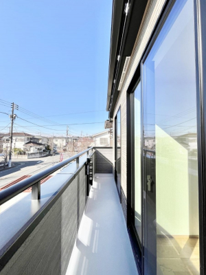 �o���R�j�[�@������A�������`Balcony�`�@������̃o���R�j�[�̑O�ɂ͉_�ȊO�ɑ��z���Ղ���̂�����܂���B�����󕨂������₷���A����薾�邭�C�����̂������������Ă��܂��B�Ƒ��S�����̐��󕨂���C�Ɋ����܂��B