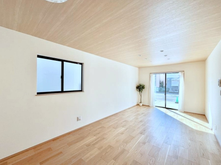 ���r���O�@������A�������`Living�`�@�����ɂ݂͂�Ȃ��W���A�H���Ɗy������b���n�܂�B�b�ɖ����ɂȂ肷���āA��������Y��锼�߂��ɂȂ��Ă��܂��B����ȑ��̊Ԃ̍K�������������Ă����ꏊ�ł��肽���B