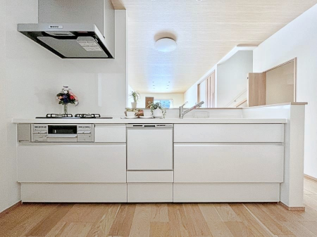 �L�b�`���@�������������`Kitchen�`�@��b���e�ރ��r���O�A�������������Ȃ�L�b�`���B�Ƃ́A�������������ł͂Ȃ��A��炵��������A���K�ɂ���ꏊ�B�Ί�̖����A���炬�̓��X�̂��߂ɁA�ŐV�̐ݔ��E�d�l���̗p�B