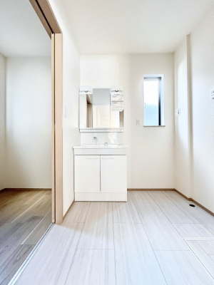 ���ʑ�E���ʏ��@�������������`Dressing Room�` ����������F�����œ��ꂳ��Ă���ƁA�X�b�L���Ɛ�������ۂ������܂��B���̗��ɂ͂����Ղ�Ǝ��[�X�y�[�X��W�������I�����́A�V���v�����@�\�����d�����āB