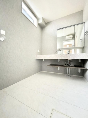 ���̑��@�����`Dressing Room�`�@���邭����������p�E�_�[���[���B�����g���ꏊ�����炱���A���K�ȋ�ԂƂȂ��Ă���܂��B�V�����v�[�h���b�T�[���̗p���Ă���܂��̂ŁA���V��������y�ɏo���܂��B