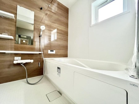 �����@�����`Bath Room�`�@�������������͋C�̗����Ŗ����Ɍ����ă��t���b�V���B���������@�\���t���Ă���̂ŗׂ̐���@�u����Ő􂢏オ�������󕨂��A�J�̓����V�C���C�ɂ������������邱�Ƃ��\�ł��B