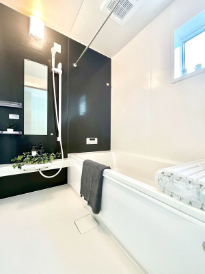 �����@�������P�������`Bath Room�`�@���t���̃o�X���[���́A�̌������薾�邭�C�����̗ǂ���Ԃł��B�������邱�ƂŁA���C�����ǍD�B������芰����o�X���[���ŁA�����̃o�X�^�C�����y���݂ɂȂ肻���ł��B