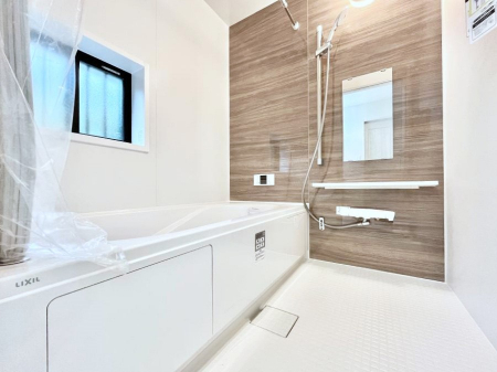�����@������A�������`Bath Room�`�@���t���̃o�X���[���́A�̌������薾�邭�C�����̗ǂ���Ԃł��B�������邱�ƂŁA���C�����ǍD�B������芰����o�X���[���ŁA�����̃o�X�^�C�����y���݂ɂȂ肻���ł��B