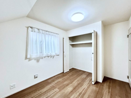 �Q���@������A�������`Bed Room�`  �S�����ɂ͎��[�N���[�[�b�g�������I���i�g���̂��m���⏬���͂������A�G�ߕ��̂��m���Ȃǂ���������Ɛ������ڂ����܂������܂��B  ������Ԃ��L���g�p�ł��܂��ˁB