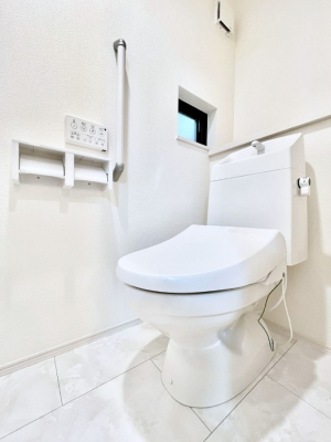 �g�C���@������A�������`Toilet�`�@�Y��E�X�b�L���E���K�ȃE�H�V�����b�g�t�g�C���ł��낰���Ԃł��B�̌������薾�邭�A���K��ԂƂȂ��Ă���܂��������g���ꏊ�����炱���̔z���ł��I