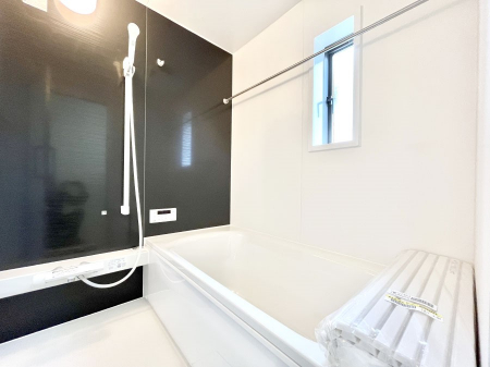 �����@�������P�������`Bath Room�`�@���t���̃o�X���[���́A�̌������薾�邭�C�����̗ǂ���Ԃł��B�������邱�ƂŁA���C�����ǍD�B������芰����o�X���[���ŁA�����̃o�X�^�C�����y���݂ɂȂ肻���ł��B