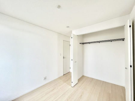 �Q���@�������P�������`Bed Room�`  �S�����ɂ͎��[�N���[�[�b�g�������I���i�g���̂��m���⏬���͂������A�G�ߕ��̂��m���Ȃǂ���������Ɛ������ڂ����܂������܂��B  ������Ԃ��L���g�p�ł��܂��ˁB