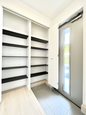 ���̑����ρ@�ݔ����P�����������Ղ���[�ł���V���[�Y�{�b�N�X�ŉƑ��S���̌C���A���ւ�������B  