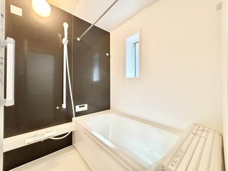 �����@�������P�������`Bath Room�`�@���t���̃o�X���[���́A�̌������薾�邭�C�����̗ǂ���Ԃł��B�������邱�ƂŁA���C�����ǍD�B������芰����o�X���[���ŁA�����̃o�X�^�C�����y���݂ɂȂ肻���ł��B
