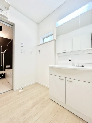 ���̑��@�����`Dressing Room�`  ����������F�����œ��ꂳ��Ă���ƁA�X�b�L���Ɛ�������ۂ������܂��B  ���̗��ɂ͂����Ղ�Ǝ��[�X�y�[�X��W�������I  �����́A�V���v�����@�\�����d�����āB