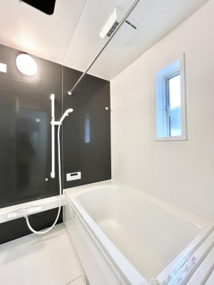 �����@�����`Bath Room�`�@�������������͋C�̗����Ŗ����Ɍ����ă��t���b�V���B���������@�\���t���Ă���̂ŗׂ̐���@�u����Ő􂢏オ�������󕨂��A�J�̓����V�C���C�ɂ������������邱�Ƃ��\�ł��B