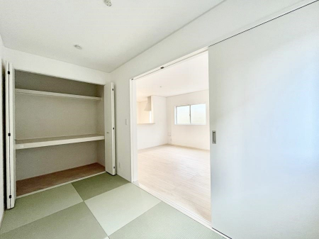 ���̑����ρ@�����`Japanese Room�`�@LDK�אڂ̘a���́A�A�C���������Ȃǉ��l�̉Ǝ��X�y�[�X�Ƃ��āA�܂������Ȃ��q�l�̂��邲�ƒ�ł͂����Q�₨�ނւ��̏�Ƃ��Ă����p���������܂��B