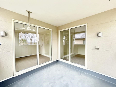 �o���R�j�[�@�����`Balcony�`�@�C���i�[�o���R�j�[�͐��󕨂������X�y�[�X�Ƃ��ċ}�ȉJ�Ő��󕨂��G��Ă��܂��̂�h���ł���܂����`�F�A�ł��낢����A�Ăɂ͎�����C�ɂ����r�j�[���v�[�����y���߂܂��ˁ�