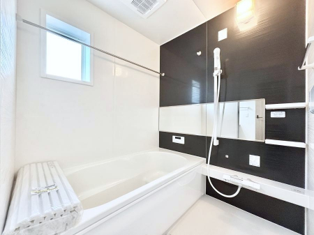 �����@�������Q�������`Bath Room�`�@���t���̃o�X���[���́A�̌������薾�邭�C�����̗ǂ���Ԃł��B�������邱�ƂŁA���C�����ǍD�B������芰����o�X���[���ŁA�����̃o�X�^�C�����y���݂ɂȂ肻���ł��B