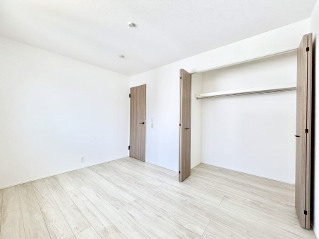 �q�������@�������Q�������`Bed Room�`�@�q�������͂��q�l�ɂƂ��đ�Ϗd�Ȗ���������܂��B�q����l�ŉ߂�����Ԃ�^���邱�ƂŁA�h���׋����Ԃ����R�Ƒ����܂����畔���̕Еt����|���Ȃǂ��������ƂɌq����܂��B