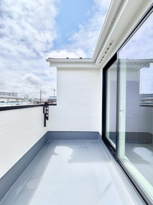 �o���R�j�[�@�������Q�������`Balcony�`�@�傫�ȋ�Ɉ͂܂ꂽ�C�����̂����ƁB�o���R�j�[��`�������ň��|�I�ȊJ�����ɕ�܂�܂��B�o���R�j�[�͗z���������݂��z�c����󕨂��C�����悭�������Ƃ��ł��܂��B