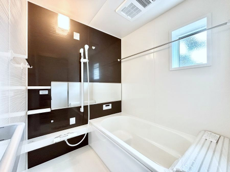 �����@�������P�������`Bath Room�`�@����L�΂��ē������邱�Ƃ��\�I����̔�������M�d�ȃo�X�^�C���ł��B���q�l�Ƃ��ꏏ�ł��\���ȍL���Ȃ̂ŁA���r���O�Ƃ͈�����Ƒ��c�R�̂ЂƎ������y���݂��������܂��B