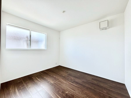 �q�������@�������P�������`Bed Room�`�@�q�������͂��q�l�ɂƂ��đ�Ϗd�Ȗ���������܂��B�q����l�ŉ߂�����Ԃ�^���邱�ƂŁA�h���׋����Ԃ����R�Ƒ����܂����畔���̕Еt����|���Ȃǂ��������ƂɌq����܂��B