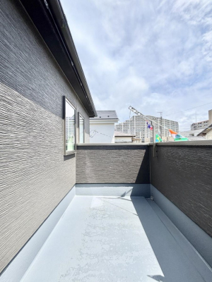 �o���R�j�[�@�������P�������`Balcony�`�@������̃o���R�j�[�̑O�ɂ͉_�ȊO�ɑ��z���Ղ���̂�����܂���B�����󕨂������₷���A����薾�邭�C�����̂������������Ă��܂��B�g���₷���J���I�ȃo���R�j�[�ł���