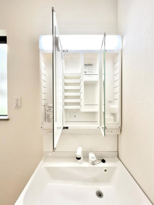 ���̑����ρ@�O�ʋ��̗��ɁA���ϕi��q���p�i�Ȃǂ����[�\�B���ʑ����������ƕۂ��܂��I