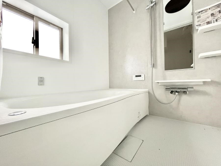 �����@�������P�������`Bath Room�`�@����L�΂��ē������邱�Ƃ��\�I����̔�������M�d�ȃo�X�^�C���ł��B���q�l�Ƃ��ꏏ�ł��\���ȍL���Ȃ̂ŁA���r���O�Ƃ͈�����Ƒ��c�R�̂ЂƎ������y���݂��������܂��B