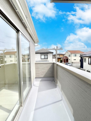 �o���R�j�[�@�������P�������`Balcony�`�@������̃o���R�j�[�̑O�ɂ͉_�ȊO�ɑ��z���Ղ���̂�����܂���B�����󕨂������₷���A����薾�邭�C�����̂������������Ă��܂��B�g���₷���J���I�ȃo���R�j�[�ł���