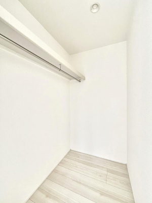 ���̑��@�������P�������`Walk-in Closet�`�@��������̗m���������Ă��V���ɂȂ�ɂ����E�H�[�N�C���N���[�[�b�g�B�m���ȊO�ɂ��A���i�g��Ȃ��Ɠd��X�[�c�P�[�X�A�X�g�b�N�i�Ȃǉ��ł��Еt����������Ԃł��B