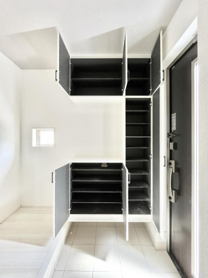 ���̑����ρ@�ݔ����P�����������Ղ���[�ł���V���[�Y�{�b�N�X�ŉƑ��S���̌C���A���ւ�������B  