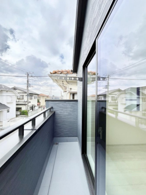 �o���R�j�[�@�����`Balcony�`�@������̃o���R�j�[�̑O�ɂ͉_�ȊO�ɑ��z���Ղ���̂�����܂���B�����󕨂������₷���A����薾�邭�C�����̂������������Ă��܂��B�g���₷���J���I�ȃo���R�j�[�ł���