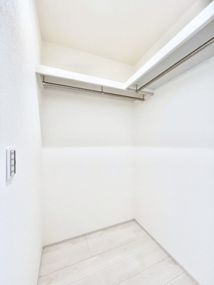 ���̑��@�����`Walk-in Closet�`�@�K�v�Ȃ��̂�R�[�f�B�l�[�g���ꗗ���Ċm�F�ł��A�g�x�x�⏀�����Z���ԂōςރE�H�[�N�C���N���[�[�b�g��ݒu���܂����B�Ƃ̒�����������Ƃ�����֗��Ȏ��[�X�y�[�X�ł��B